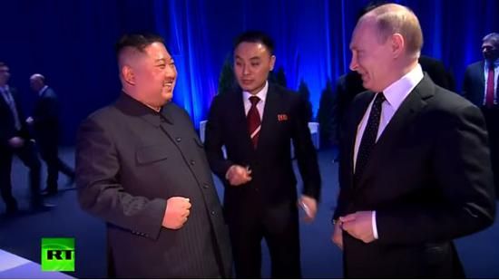  金正恩接过硬币紧紧握在手中