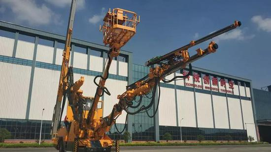 一台车=23名经验丰富的工人同时钻孔作业