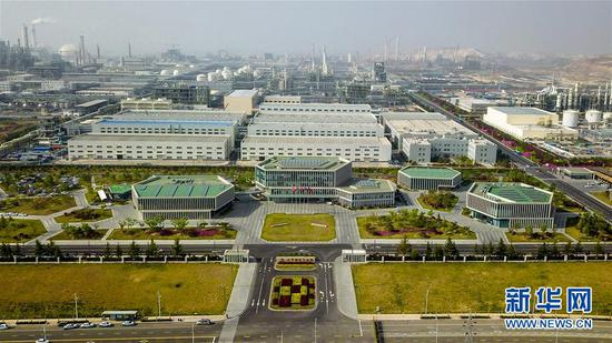 从空中俯瞰，万华烟台工业园中的一座座办公楼，形同一个个巨大的苯环分子结构（4月30日无人机拍摄）。 新华社记者 郭绪雷 摄