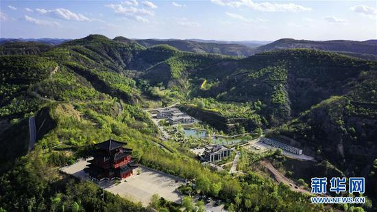 5月11日无人机拍摄的位于延安市吴起县的退耕还林森林公园。新华社记者 陶明 摄