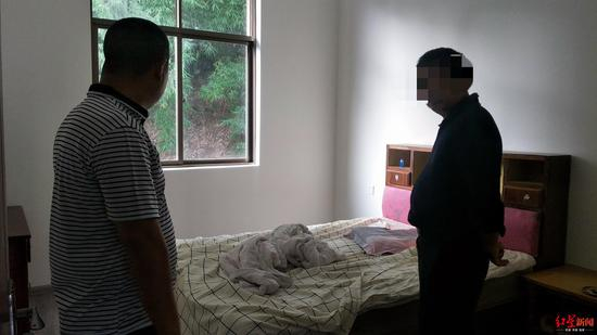 　↑民警在老蒲家里查看情况