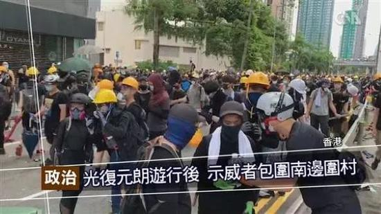 黑衣人试图进入元朗村内，此举必然导致双方互殴