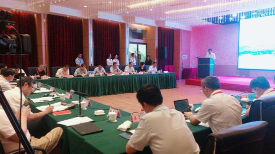  在28日举行的中国区域经济50人论坛·第十二次（十堰）专题研讨会上，与会人士为省际边缘城市发展出谋划策。国是直通车 张文绞 摄。