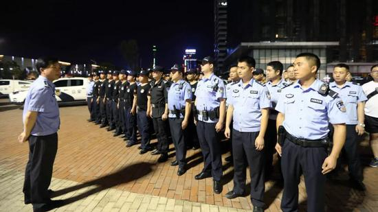 ▲分局副局长魏章利集结警力开展涉黄清查行动。资料图，徐灏/摄