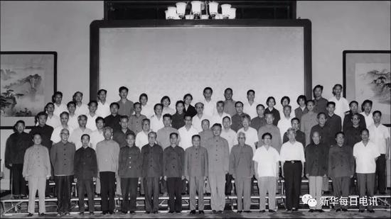 　　1977年，由邓小平同志主持的全国科学教育座谈会在北京召开。图为全体参会人员合影留念，第三排左八为查全性。（图片由武汉大学提供）
