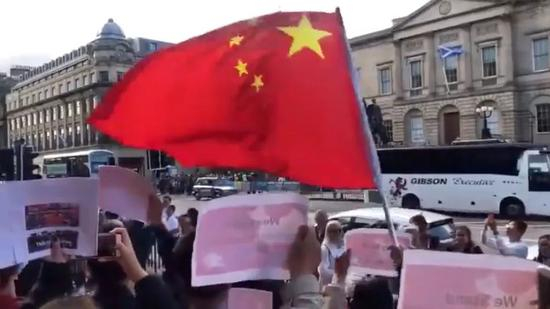  ▲中国留学生在爱丁堡街头举行“爱国护港”运动。（视频截图）