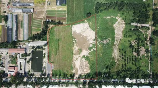 　　▲2019年8月15日，顺义区木林镇东沿头村北侧，几块地用围挡遮住，内部倾倒生活垃圾以及建筑垃圾。&nbsp;新京报记者 王飞 摄