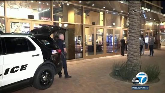  有警察守在加州某放映《小丑》的影院门口 &nbsp;图源：ABC