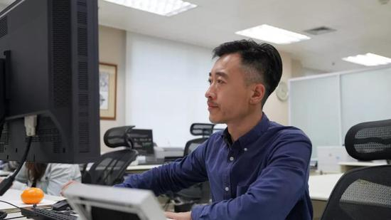  图为中国印钞造币总公司钞票设计专家于欣
