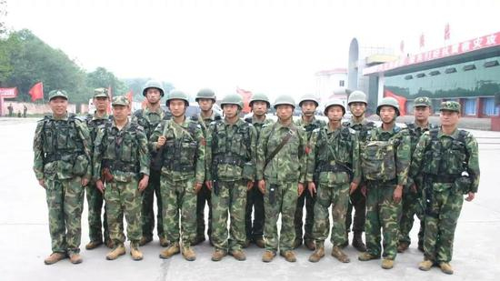 赶赴地震灾区的空降兵“十五勇士”