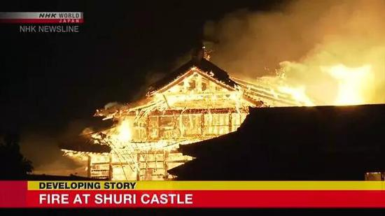  首里城10月31日凌晨起火现场图（图源：NHK）