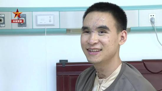 △杜富国在陆军军医大学西南医院做康复治疗