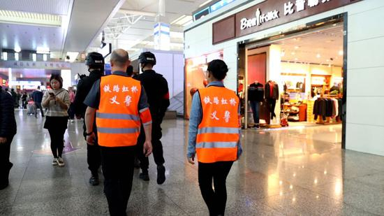  ▲铁路虹桥义警和派出所民警一起在虹桥火车站巡逻。（摄影：丁灵彬）