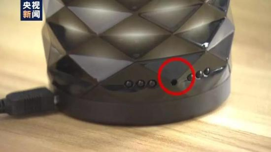  △装在水杯里的针孔摄像头