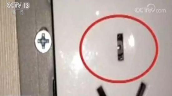  △装在电源开关插座里的针孔摄像头