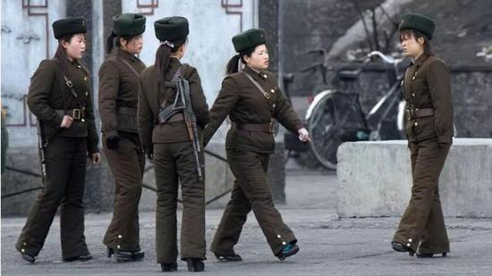  △地方（预备）军不是正规军女兵，所以对发型没有要求，而且可以穿高跟鞋。