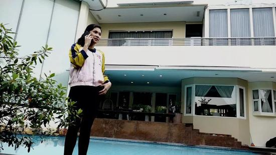 （图为索菲亚站在她的游泳池旁 图片来源：BBC）