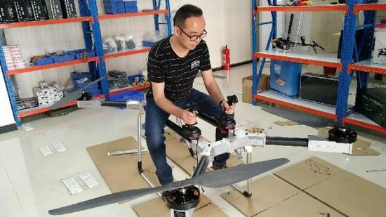  （赵德力与他的“飞行摩托”，图片来源：新华社。）