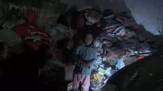 解救现场，被禁锢男童几乎生活在垃圾堆里。&nbsp;桂林市秀峰区委政法委供图