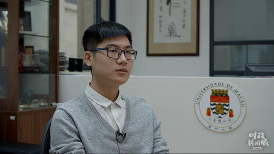 △邝哲永是工商管理专业大一学生，当时就坐在习主席旁边。现在他已大学毕业，在珠海一家中资机构就职。他说，习主席的一堂“传统文化课”令他至今印象深刻。（央视记者陈汉章拍摄）&nbsp;