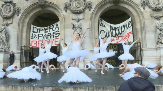  法国芭蕾舞者在巴黎歌剧院门前跳《天鹅湖》抗议退休制度改革。/法新社视频截图