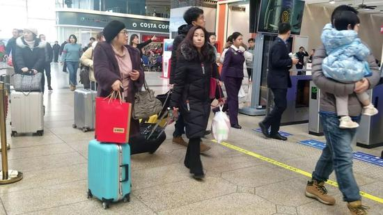  北京南站返乡群众 杜佳卉 摄