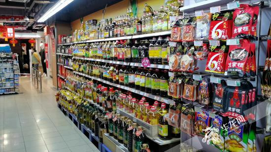 重百超市，米面粮油整齐摆放在货架上。华龙网-新重庆客户端记者 陈毅 摄