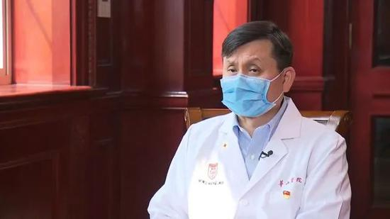  操劳之下的张文宏医生显得憔悴了许多