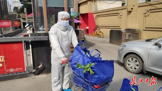  3月1日，叶方伟为金地社区光谷8号小区特殊困难居民配送爱心蔬菜。