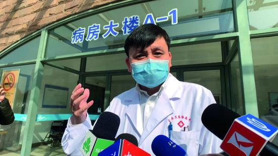 　　·2020年2月23日，22名新冠肺炎患者在上海市公共卫生中心治愈后集体出院，张文宏就此接受媒体采访。