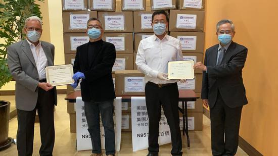 4月8日，在美国洛杉矶县阿尔汉布拉市，美国南加州华人联合总会会长邵闻（右二）等代表南加州华人联合总会向当地一家医疗机构捐赠口罩时合影。（新华社发，美国南加州华人联合总会供图）