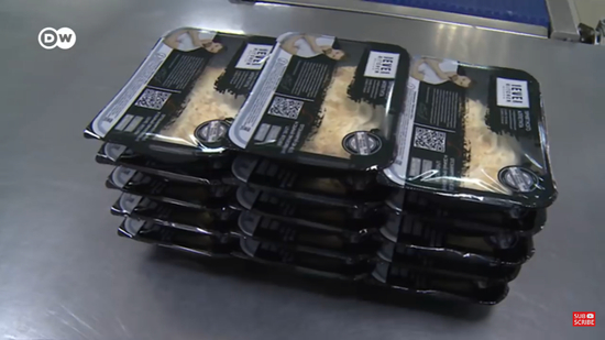  餐厅免费为莫斯科医护人员提供了即食食品。/DW News