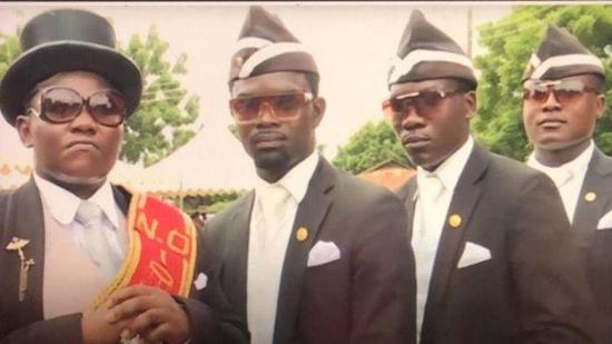 ↑火遍全球的“黑人抬棺”团队。图据BBC新闻