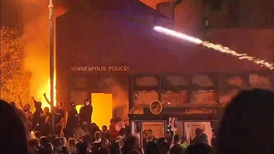  （图说：抗议群众向明尼阿波利斯市警察局投掷燃烧瓶。）