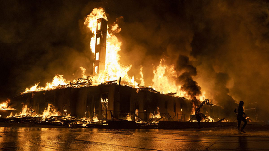  （图说：弗洛伊德疑遭白人警官暴力执法死亡后，5月27日晚，明尼苏达州部分抗议者纵火并掠夺商店。）