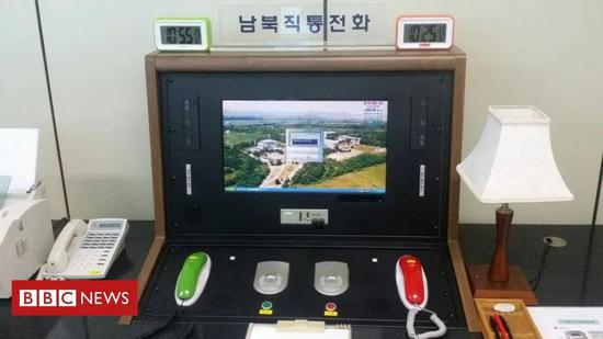  （图说：2018年板门店韩国一侧“自由之家”的通讯指挥处内，一名通讯员正拿起绿色电话。图/路透社）