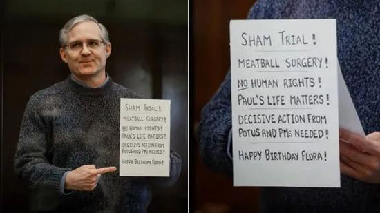  庭审前，手持告示的惠兰。