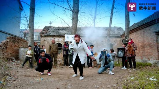  喇叭姐张罗着《拳皇》的开场