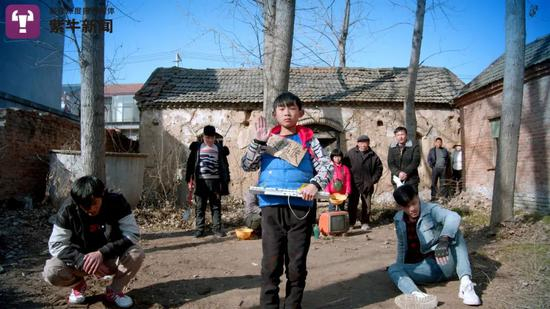  孩子饰演的“键盘侠”上场