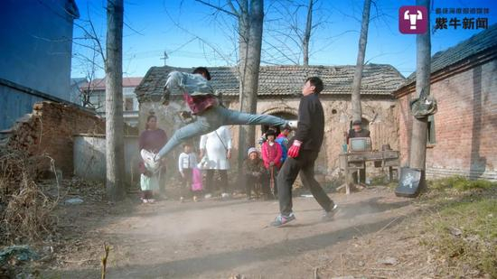  孙宁和哥哥对打的画面