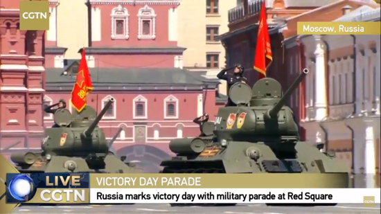 T-34坦克在装备方队中打头阵。/CGTN直播截图