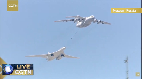 战略轰炸机图-95MS以及加油机伊尔-78展示空中加油状态。/CGTN直播截图