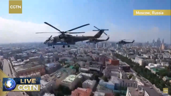  米-26重型运输直升机打头阵。/CGTN直播截图
