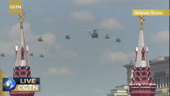  4架米-8直升机护卫米-26重型运输直升机。/CGTN直播截图