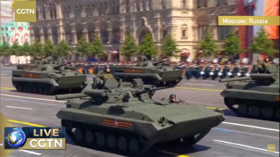 T—14“阿尔玛塔”主战坦克，配备先进主动防御系统，能摧毁来袭反坦克导弹，同时配备无人操控炮塔及“耐寒”装甲制成的炮塔前置装甲防护区。/CGTN直播截图