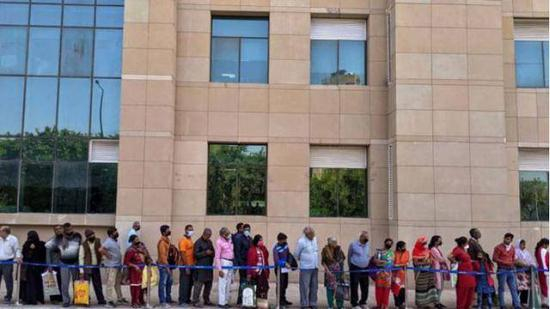  （图说：疫情期间，印度的医院总能排起长队。图源/GETTY IMAGES）