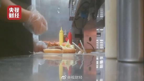 315晚会曝光汉堡王用过期面包做汉堡。