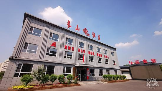 △长山花园社区辖区面积0.73平方公里，现有居民3100户，近7000人。（总台央视记者张晓鹏拍摄）