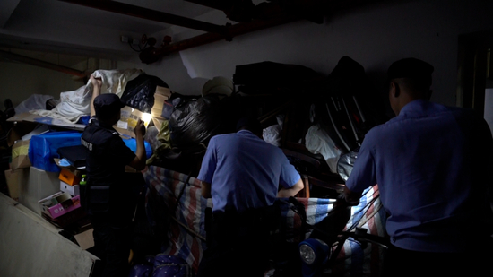 警方对小区内部进行地毯式排查