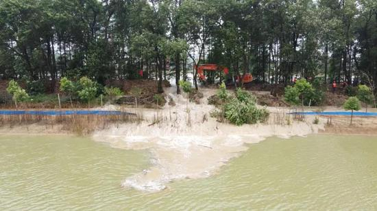  7月26日上午，受巢湖持续高水位影响，我市果断启用蒋口河联圩分洪。记者 宋炎骏 摄